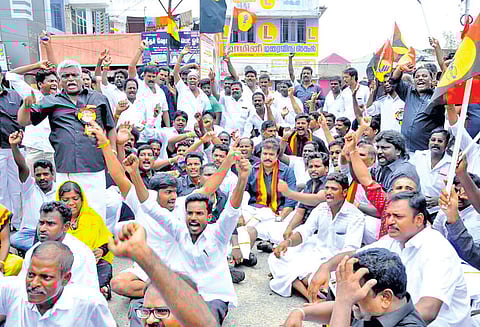 தே.மு.தி.க.வினர் ஆர்ப்பாட்டம்: முதல்-அமைச்சரின் உருவ பொம்மையை எரிப்பு