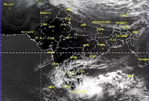 வங்கக்கடலில் குறைந்த காற்றழுத்த தாழ்வு மண்டலம் புயல் எச்சரிக்கை