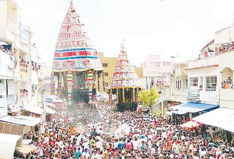 திருச்செங்கோடு அர்த்தனாரீஸ்வரர் கோவில் தேரோட்டம் திரளான பக்தர்கள் வடம்பிடித்து இழுத்தனர்