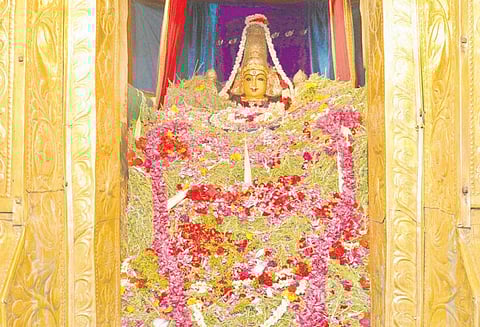 தஞ்சை பெரிய கோவிலில் பெரியநாயகி அம்மனுக்கு 1,500 கிலோ மலர்களால் பூச்சொரிதல் விழா