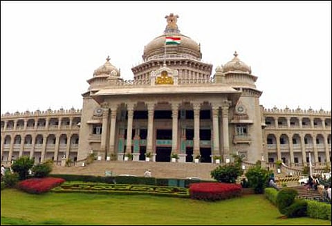 18 மந்திரிகள் பதவி ஏற்கிறார்கள் கர்நாடக மந்திரிசபை நாளை விரிவாக்கம்?