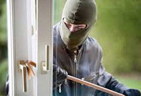 2 வீடுகளின் பூட்டை உடைத்து நகை, பணம் கொள்ளை