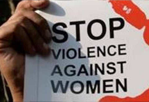 குழந்தை கருப்பாக பிறந்ததால் பெண் எரித்து கொலை கணவன் மாமியார் கைது