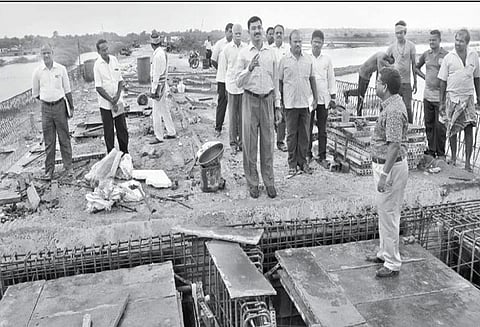 வண்டல்-அவரிக்காடு பாலம் கட்டும் பணிகளை விரைந்து முடிக்க வேண்டும் - கலெக்டர் உத்தரவு