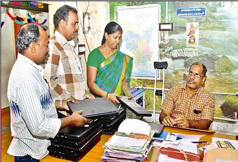 திருவாரூரில் கிராம நிர்வாக அதிகாரிகள் விடுப்பு எடுத்து போராட்டம் - மடிக்கணினிகளை ஒப்படைத்தனர்