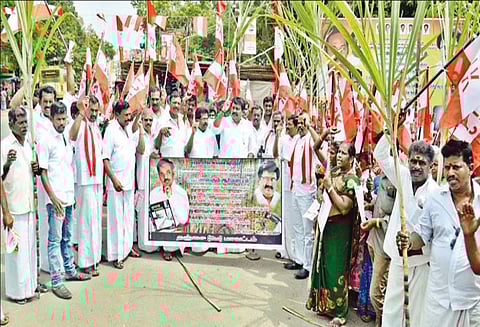 விவசாயிகளுக்கு நிலுவைத் தொகை வழங்கக்கோரி கரும்புகளை கையில் ஏந்தி இந்திய ஜனநாயக கட்சியினர் ஆர்ப்பாட்டம்