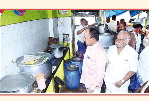 சுகாதாரமற்ற முறையில் உணவு பொருட்கள் விற்பனை: ஓட்டல் உரிமையாளருக்கு அதிகாரிகள் எச்சரிக்கை