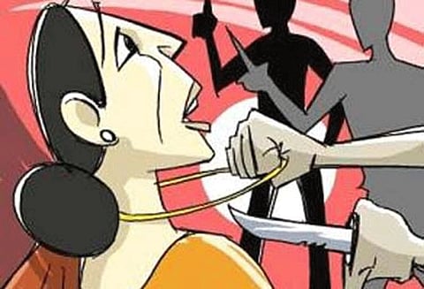 வீட்டிற்குள் புகுந்து தாய்-மகளிடம் 10¾ பவுன் தாலி சங்கிலிகள் பறிப்பு