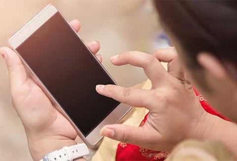 தூய்மையை காரணம் காட்டி இந்தியாவில் பெண்கள் மொபைல் போன்களுக்கு மறுப்பு -ஆய்வு தகவல்