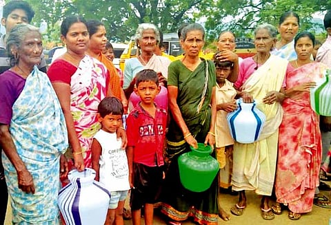 உசிலம்பட்டி அருகே : குடிநீர் வினியோகம் நிறுத்தம்; கிராம மக்கள் சாலை மறியல்