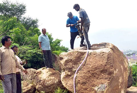 மலையில் இருந்து உருண்டு வந்த பாறைகள் உடைத்து அகற்றம் - நவீன கருவி மூலம் நடவடிக்கை