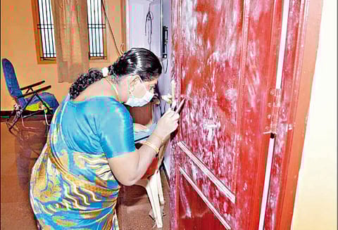 தாசில்தார் வீட்டில் நகை-பணம் திருட்டு: மர்ம நபர்களுக்கு வலைவீச்சு