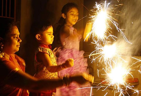 குறைந்த ஒலி எழுப்பும் பட்டாசுகளை வெடியுங்கள் கலெக்டர் வேண்டுகோள்