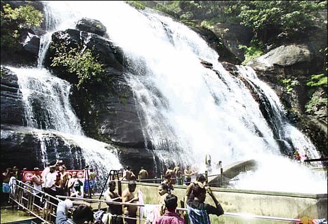 குற்றாலம் அருவிகளில் வெள்ளப்பெருக்கு குறைந்தது சுற்றுலா பயணிகள் குளிக்க அனுமதி