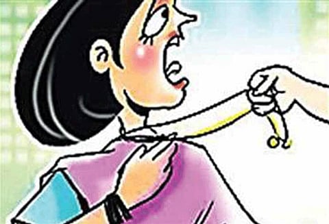 சேலத்தில் குழந்தையுடன் மொபட்டில் சென்ற பெண்ணிடம் நகை பறிக்க முயற்சி மர்ம ஆசாமிகளுக்கு வலைவீச்சு