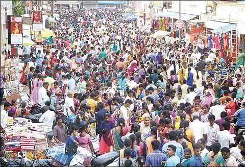 தீபாவளி பண்டிகையையொட்டி சேலம் கடைவீதியில் அலைமோதிய மக்கள் கூட்டம்