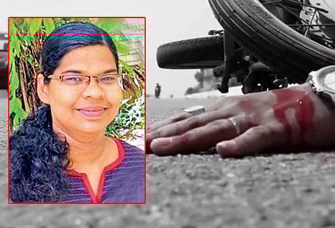 மோட்டார் சைக்கிள் மீது லாரி மோதி பெண் பலி கணவர், குழந்தை உயிர்தப்பினர்