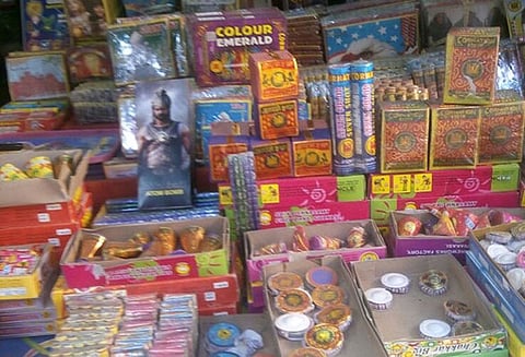 தீபாவளிக்கு 2 மணி நேரம் மட்டும் வெடிக்க அனுமதி: தமிழகத்தில் பட்டாசு விற்பனை மந்தம் வியாபாரிகள் கவலை