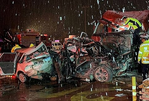 சீன சுங்க சாவடியில் பயங்கர விபத்து 15 பேர் உடல் நசுங்கி சாவு