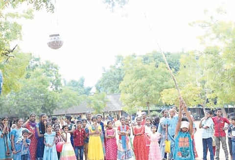 வரதராஜன்பேட்டையில் குடும்ப விழாவையொட்டி விளையாட்டு போட்டிகள் வெற்றி பெற்றவர்களுக்கு பரிசு