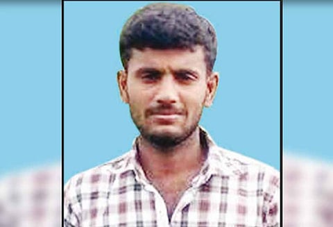 பெருந்துறை அருகே நடுரோட்டில் நின்ற லாரி மீது மோட்டார்சைக்கிள் மோதல்; என்ஜினீயர் பலி - டிரைவர் மீது வழக்கு