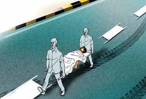 வெள்ளோடு அருகே பரிதாபம்: லாரி சக்கரத்தில் சிக்கி, பிளஸ்-1 மாணவர் தலை நசுங்கி சாவு