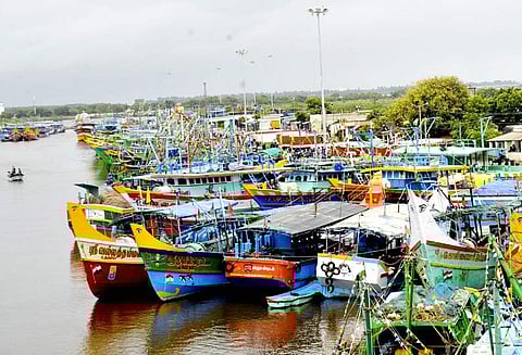 தீபாவளி பண்டிகை: 10 ஆயிரம் மீனவர்கள் கடலுக்கு செல்லவில்லை