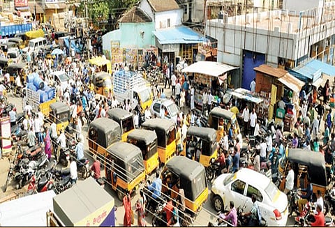 தீபாவளி பண்டிகையையொட்டி அலைமோதும் கூட்டம் - போக்குவரத்து நெரிசலில் வாகனங்கள் சிக்கித்தவிப்பு