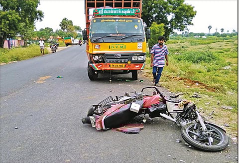மோட்டார் சைக்கிள் மீது சரக்கு வேன் மோதியது - என்ஜினீயரிங் கல்லூரி மாணவர்கள் 2 பேர் பலி