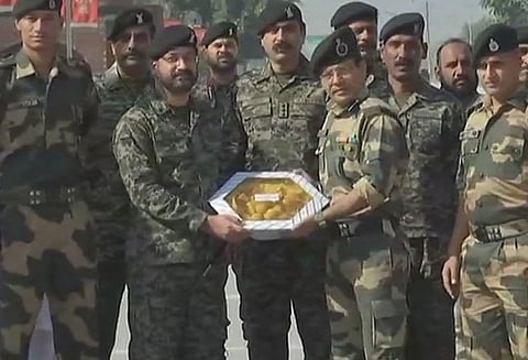 தீபாவளி பண்டிகை: இந்தியா- பாகிஸ்தான் வீரர்கள் எல்லையில் இனிப்புகள் பரிமாற்றம்