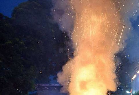 மோட்டார் சைக்கிளில் சென்றபோது பட்டாசு வெடித்ததில் தீயில் கருகி பெண் பலி