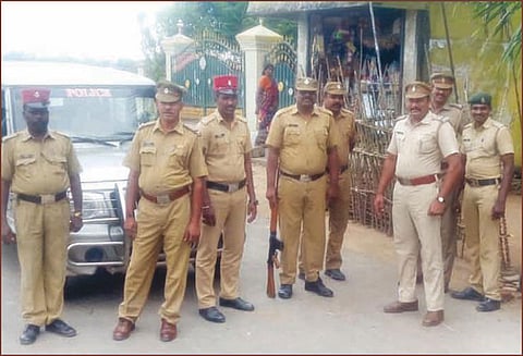 பாகூர் அருகே வீடு புகுந்து வாலிபர்கள் மீது தாக்குதல் கிராம மக்கள் சாலைமறியல்