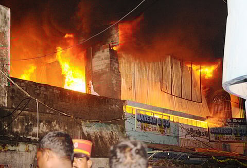 புதிய பஸ்நிலையம் அருகே இரவில் பயங்கரம்: பிளாஸ்டிக் குடோனில் தீ விபத்து