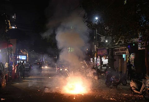 கட்டுப்பாட்டை மீறி பட்டாசு வெடித்த டெல்லி வாசிகள் ! காற்று மாசு அபாய அளவை எட்டியது