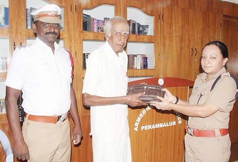 ஓய்வுபெற்ற அரசு ஊழியர் தனியார் பஸ்சில் தவறவிட்ட ரூ.9 ஆயிரம் போலீசார் மீட்டு ஒப்படைத்தனர்