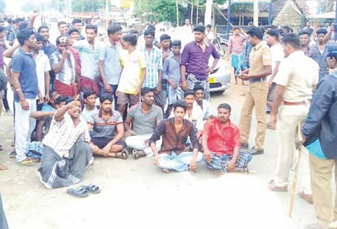 ஜெயங்கொண்டத்தில் சர்கார் பட பதாகைகள் அகற்றம்; விஜய் ரசிகர்கள் மறியல்