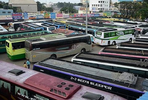 தீபாவளியையொட்டி கூடுதல் கட்டணம் வசூலித்த 166 ஆம்னி பஸ்கள் மீது வழக்கு - ரூ.4 லட்சம் அபராதம் வசூல்