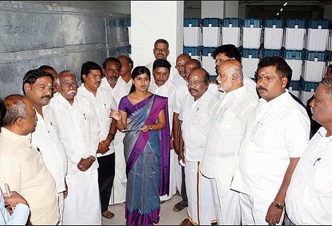 சேலத்தில் இருந்து ஐதராபாத்துக்கு மின்னணு வாக்குப்பதிவு எந்திரங்கள் அனுப்பி வைப்பு