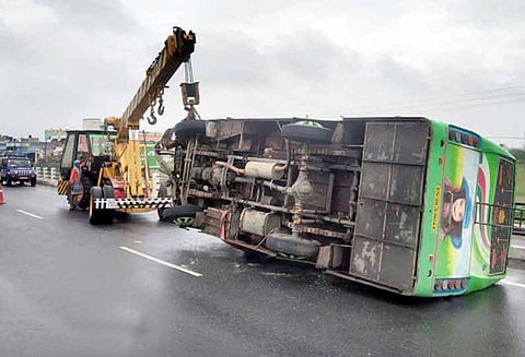 வேப்பூரில்: தடுப்புச்சுவரில் மோதி வேன் கவிழ்ந்தது; 23 பேர் படுகாயம் - துக்க நிகழ்ச்சிக்கு சென்ற போது சம்பவம்