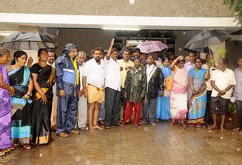 ஆணையருக்கு மிரட்டல் விடுத்தவர்களை கைதுசெய்யக்கோரி உழவர்கரை நகராட்சி ஊழியர்கள் போராட்டம்