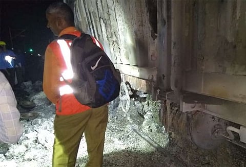 மகராஷ்டிரா: சரக்கு ரயில் பெட்டியில் தீ விபத்து, மும்பை டிவிஷன் ரயில் சேவை பாதிப்பு