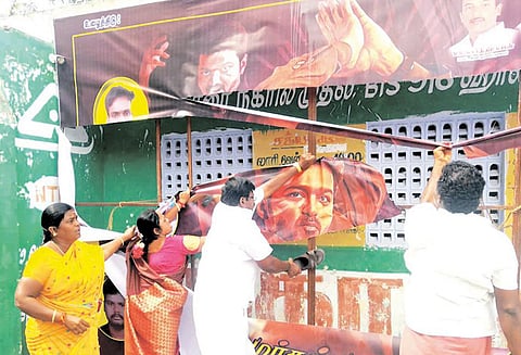 ‘சர்கார்’ படம் திரையிட்ட தியேட்டர் மேலாளர் மீது தாக்குதல் மாநிலம் முழுவதும் அ.தி.மு.க.வினர் போராட்டம்