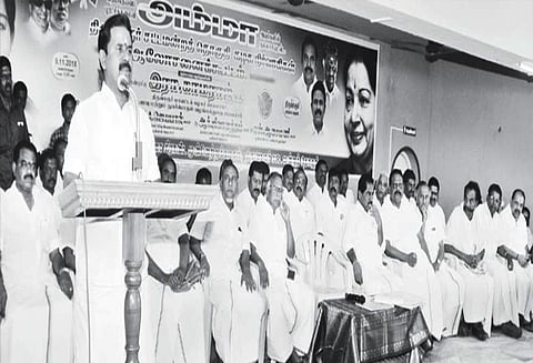 மகத்தான வெற்றி பெற்று திருவாரூர் தொகுதியை அ.தி.மு.க.வின் கோட்டையாக மாற்ற வேண்டும் - அமைச்சர் ஆர்.காமராஜ்