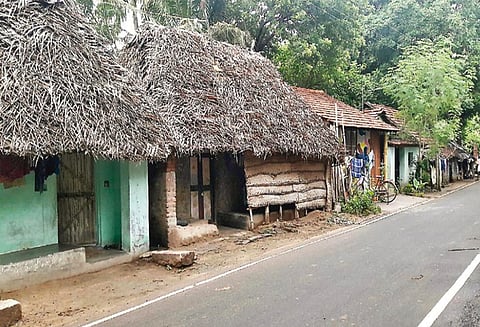 நெடுஞ்சாலைத்துறை இடம் ஆக்கிரமிக்கப்பட்டதாக கூறி வீடுகளை காலி செய்ய நோட்டீஸ்: பொதுமக்கள் அதிர்ச்சி - மாற்று இடம் வழங்க கோரிக்கை