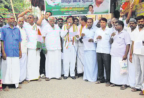 காஞ்சீபுரம், திருவள்ளூர் மாவட்டங்களில் காங்கிரஸ் கட்சியினர் ஆர்ப்பாட்டம்