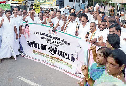 மத்திய அரசை கண்டித்து காங்கிரஸ் கட்சியினர் ஆர்ப்பாட்டம்