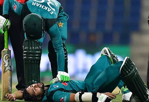 தலையை தாக்கிய பவுன்சரால் நிலைகுலைந்த இமாம் உல் ஹக்