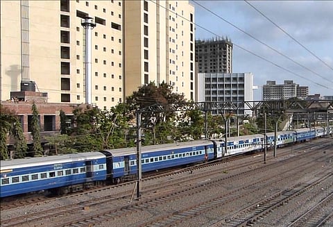 சிறுநீர் கழிக்க ரெயிலை நடுவழியில் நிறுத்திய என்ஜின் டிரைவர் - வீடியோ வெளியானதால் பரபரப்பு