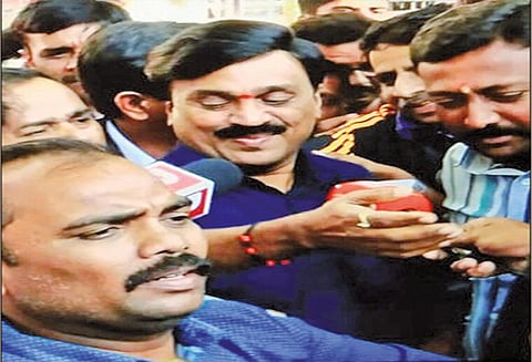 நிதி நிறுவன அதிபரிடம் 57 கிலோ தங்கம் பெற்ற வழக்கு: போலீஸ் விசாரணைக்கு கர்நாடக முன்னாள் மந்திரி ஜனார்த்தன ரெட்டி ஆஜர்