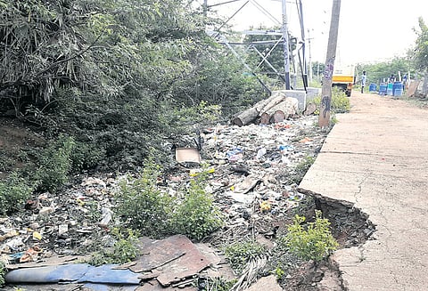 காட்ரம்பாக்கம் ஊராட்சியில் தேங்கி கிடக்கும் குப்பைகளை அகற்ற பொதுமக்கள் கோரிக்கை